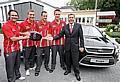 Ford macht den 1. FC Köln mobil: Die neuen Bundesligaspieler des Traditionsvereins - Maniche, Lukas Podolski, Sebastian Freis und Christopher Schorch (v. lks. n. r.) - erhielten ihre Dienstwagen von Ford-Deutschlandchef Bernhard Mattes. Foto: Ford-Werke